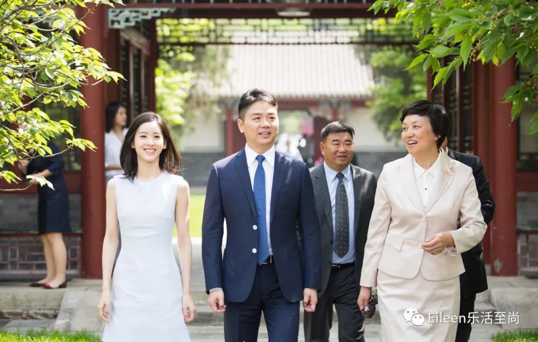 合影被裁？奶茶妹妹的千亿名媛晋级路还有多长？