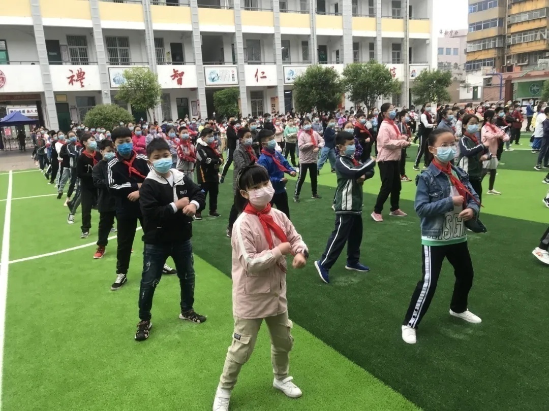 雪峰小学开学第一天的视频,桃源小学开学第一天