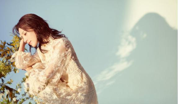 董洁皮毛一体外套,董洁蓝色光滑亮丽的外套