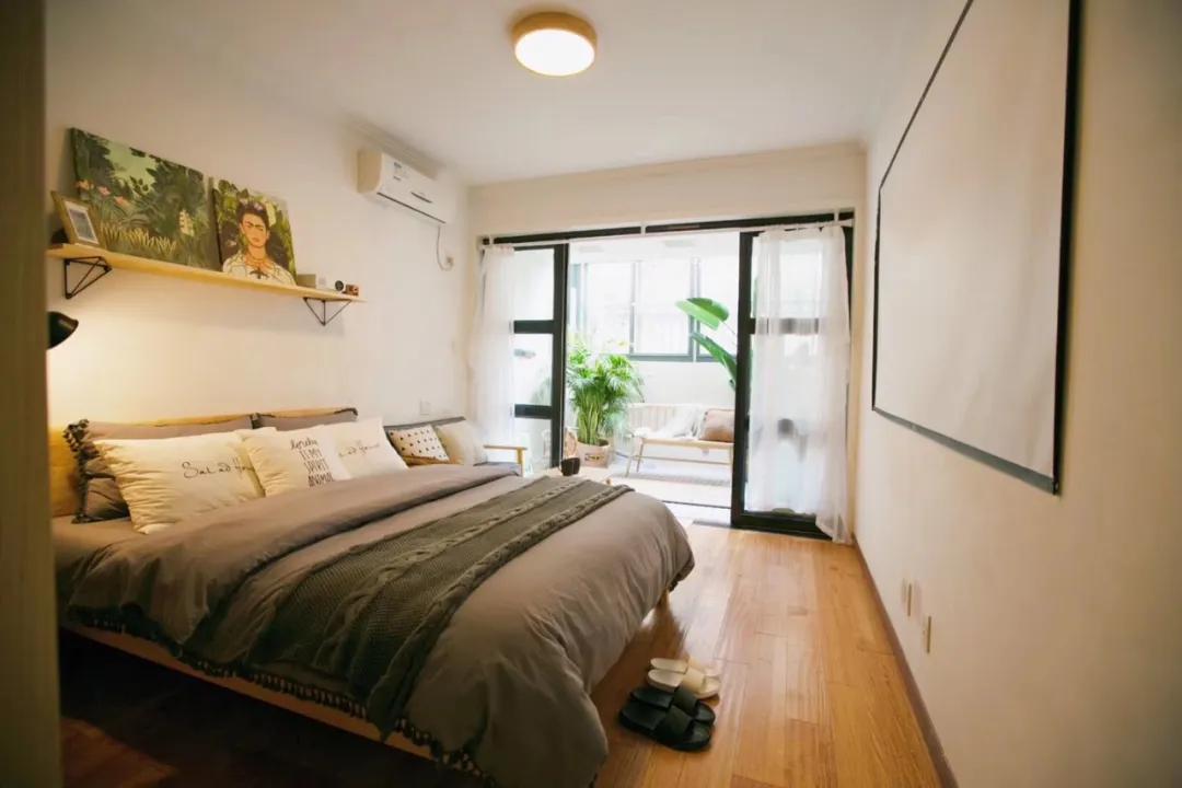 带阳台的卧室就这样装真的别犹豫,带阳台的卧室窗帘怎么装实用好看