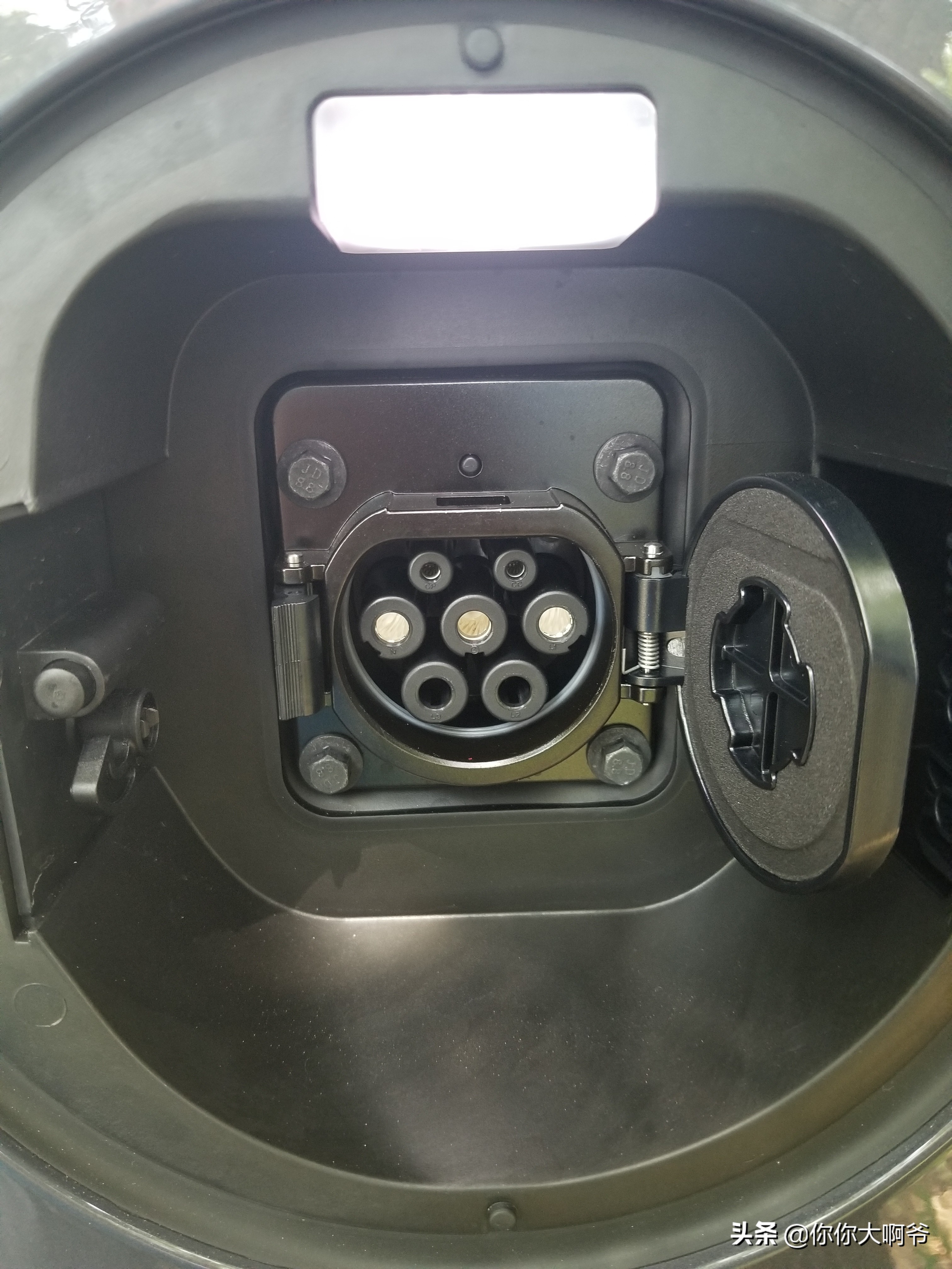 比亚迪唐dmi112km尊荣版赤地红,唐dmi冠军版200km尊享型评测