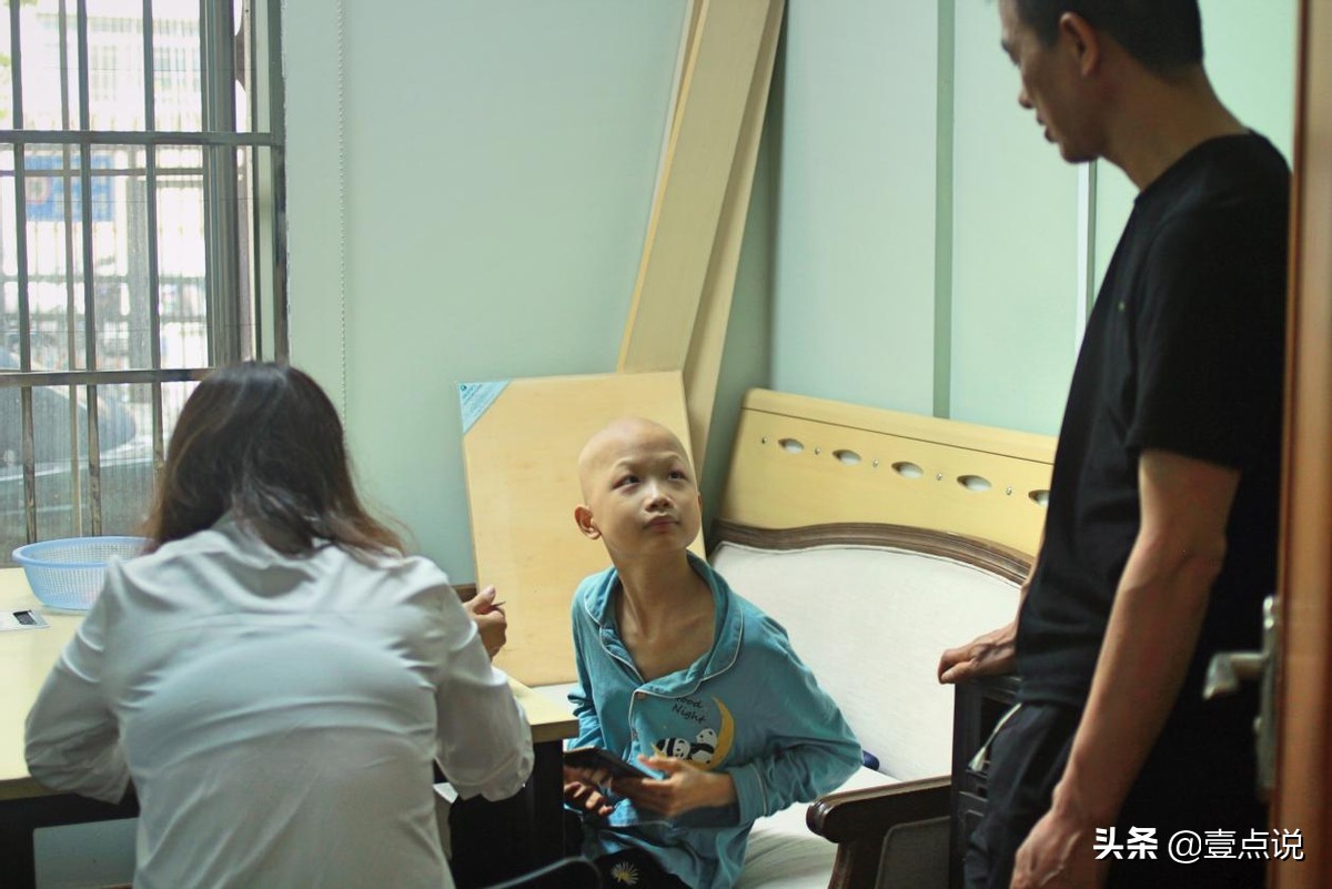 男孩患重病父母带着他四处求医,儿子胳膊上长了个大包