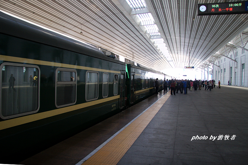 中朝之间的国际列车，朝鲜倒爷的致富之路，朝鲜列车员姑娘带货忙