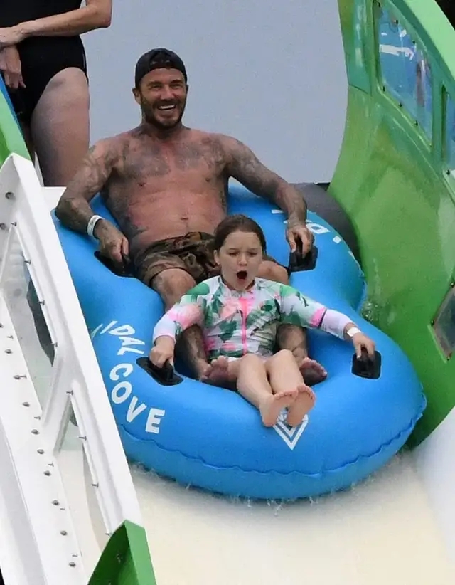 小七是大姑娘了！沙滩踢足球一人对阵两个哥哥，女汉子太有小贝范