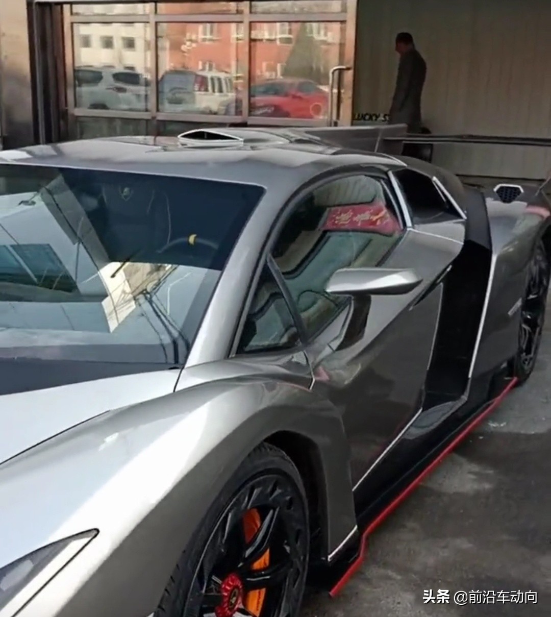 兰博基尼的毒药的英文名是什么,兰博基尼毒药venenoroadster敞篷