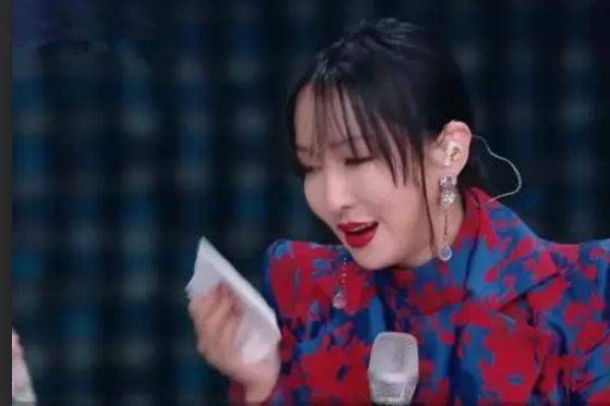 萨顶顶假唱转话筒事件结果,萨顶顶有实力为什么要假唱