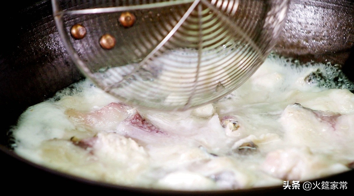 不二酸菜沸腾鱼,四川酸菜鱼正宗做法热油