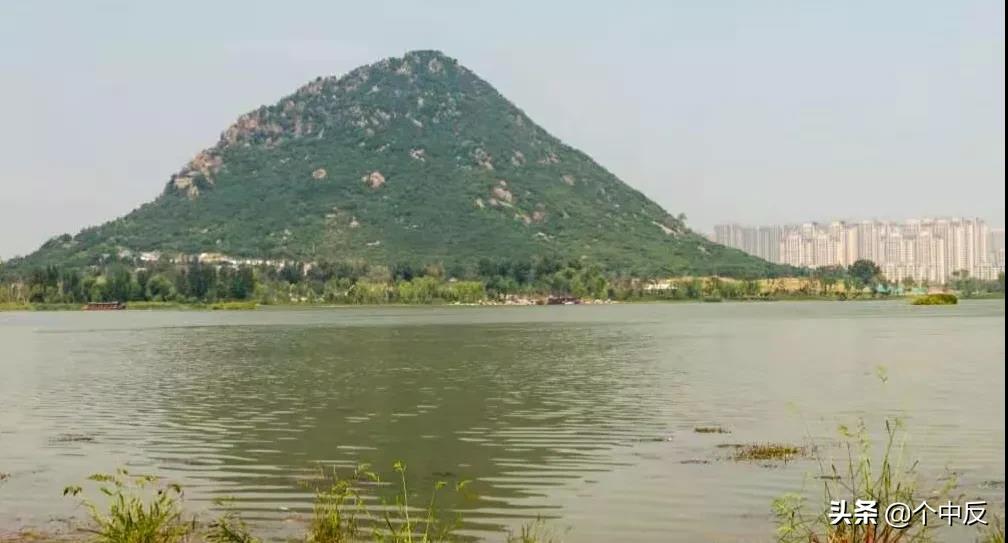 李白：昔我游齐都，登华不注峰。兹山何峻秀，绿翠如芙蓉...