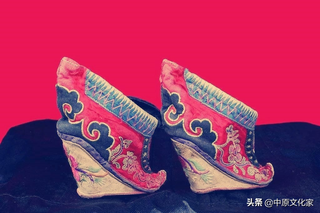 古人穿的鞋子为什么总是翘起来,古人鞋尖向上翘怎么回事