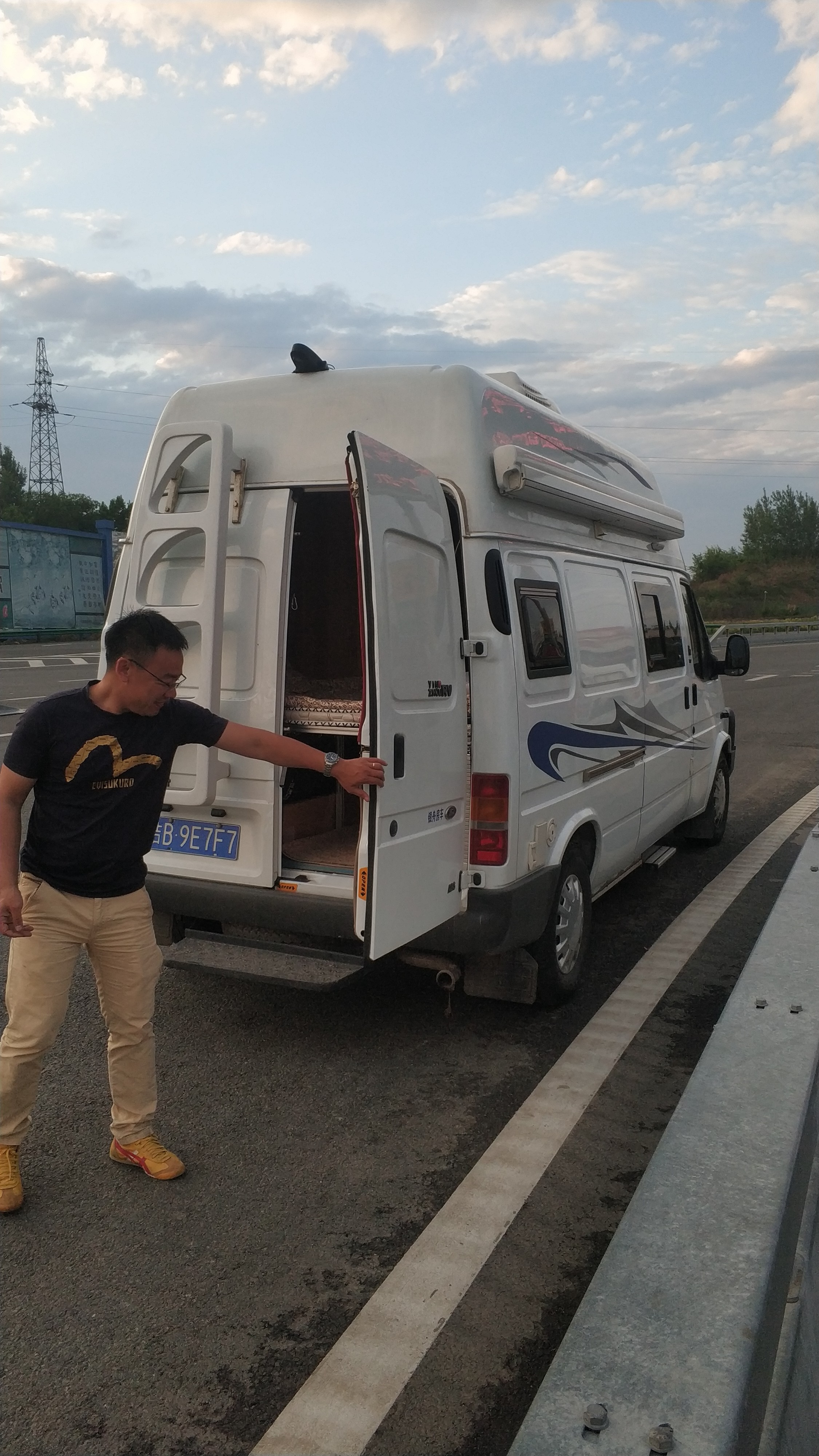 很惬意的路亚钓鱼,房车路亚野钓