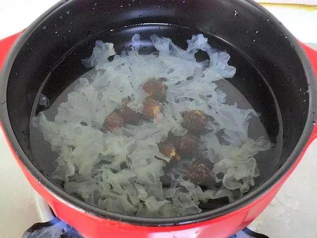 煮银耳时盖不盖锅盖,煮银耳为什么不能用铁锅