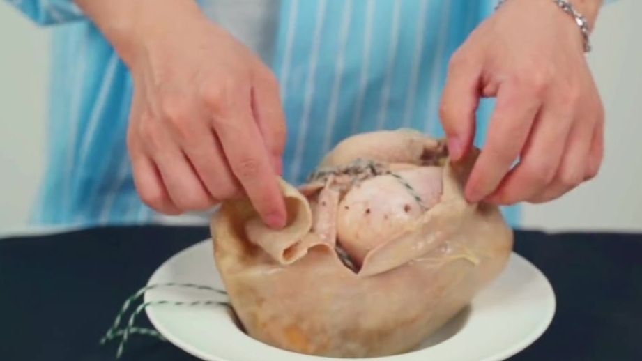 怎么把整只鸡塞到猪肚,怎样把整只鸡放进猪肚里