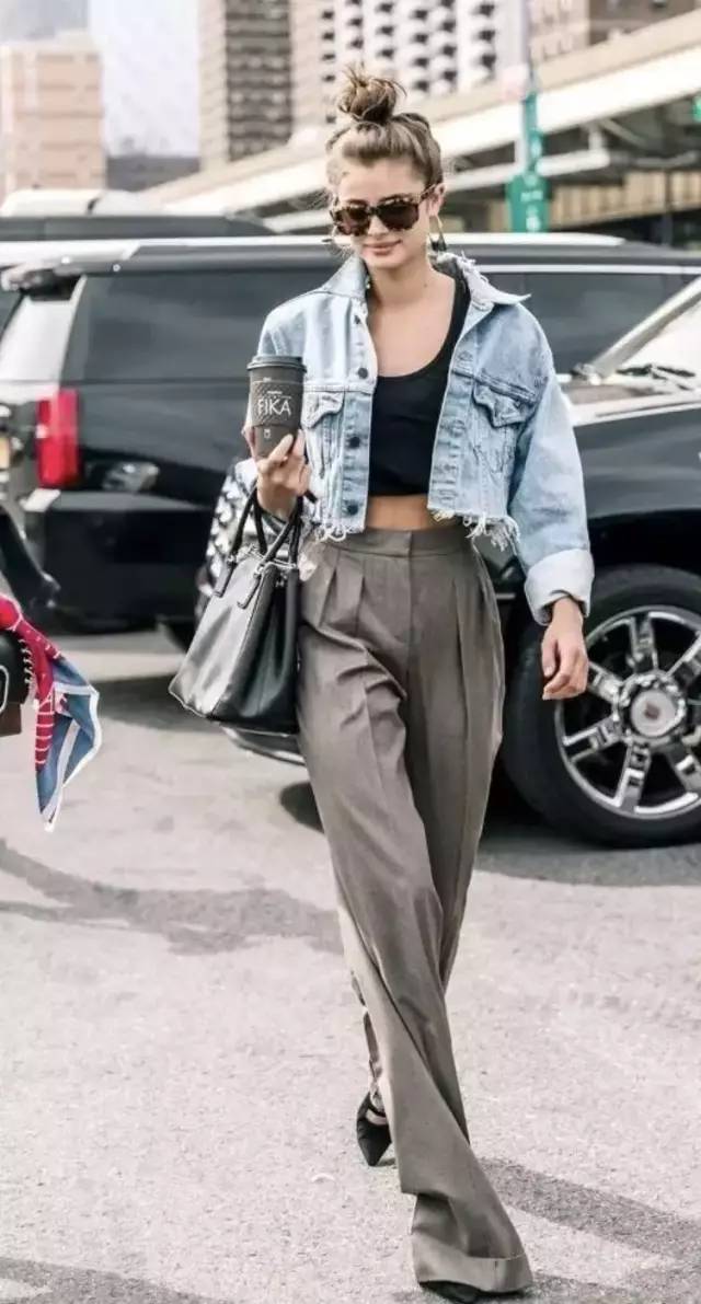 牛仔外套穿宽松好看还是修身好看,牛仔外套基本上搭什么裤子最好看