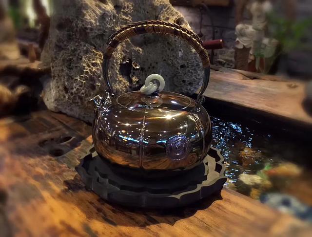 银壶银杯煮茶喝茶好吗,泡茶为什么用银壶煮水比较好