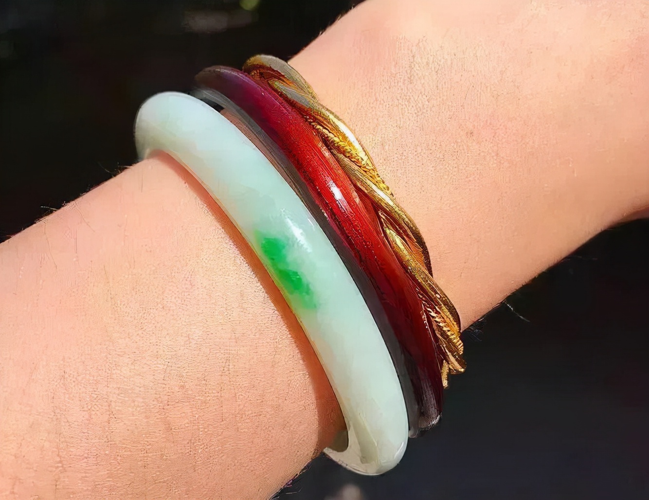 玉镯款式太单调？6种“叠搭法”不怕你撞衫就怕你太时髦