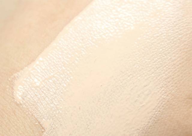 化妆到底先隔离防晒还是粉底液,化妆顺序先气垫还是防晒