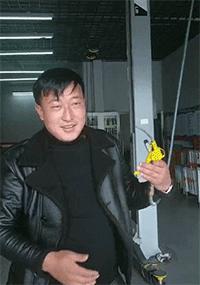 搞笑gif图妹子你太逗了,搞笑gif妹子你的衣服太前卫了