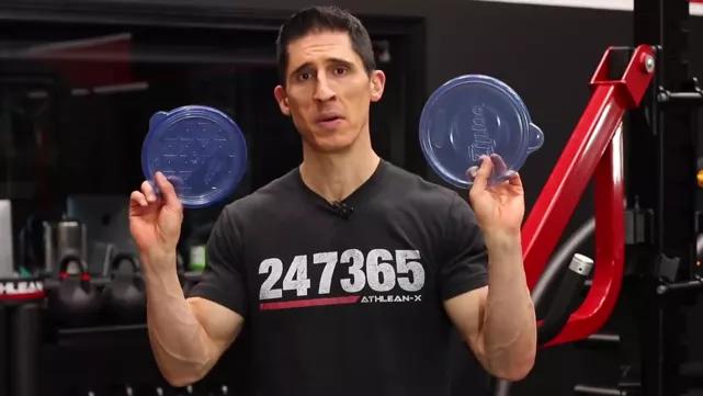 比钟南山还强!广西大爷102岁还在练哑铃,一身肌肉都是在家练的