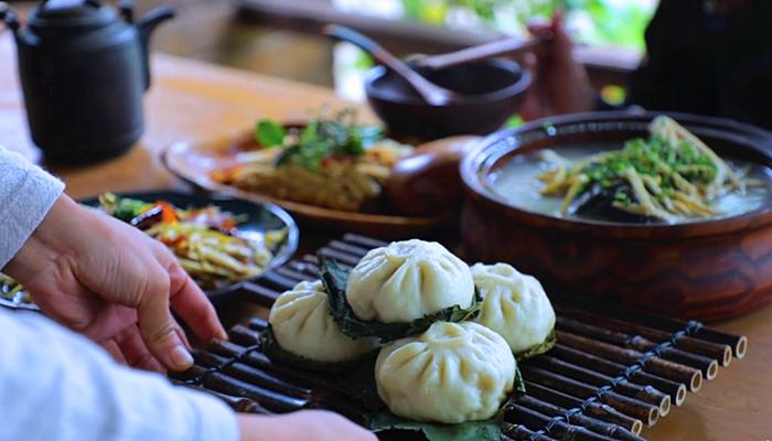 李子柒上山挖野菜视频,李子柒制作全过程视频美食