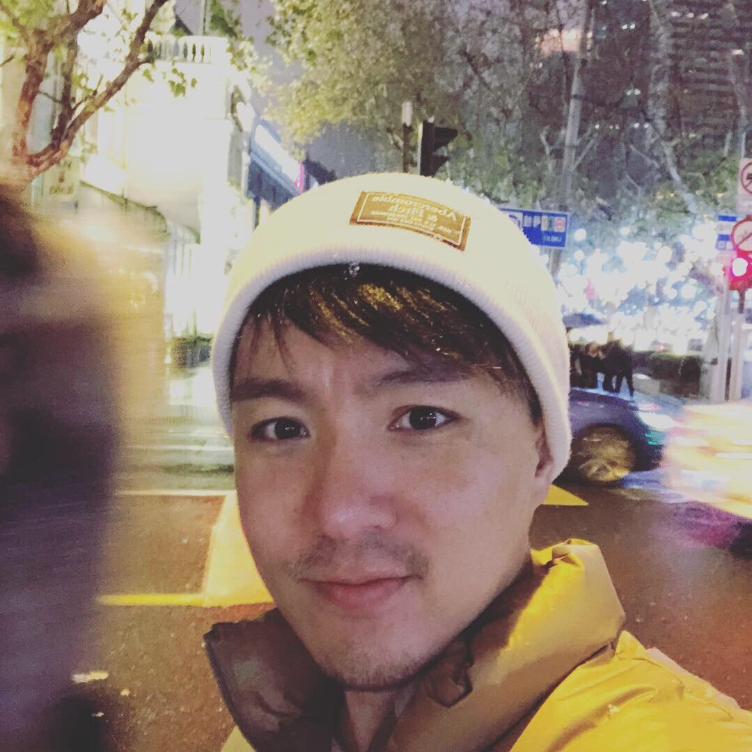 “三毛”34岁了！8岁爆火，14岁谢顶，植发挨300多针，如今变帅哥