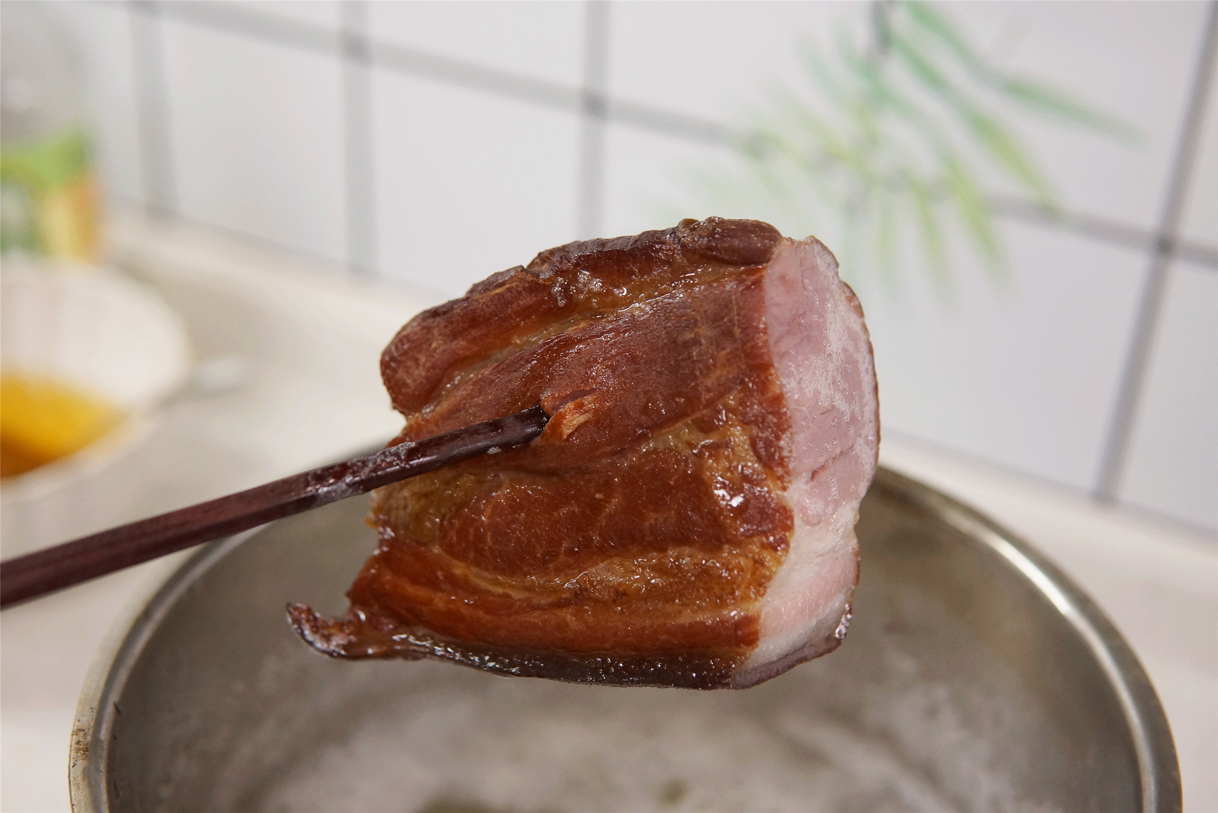 烟熏腊肉怎么炒不硬不咸,腊肉炒前用白腊浸泡法