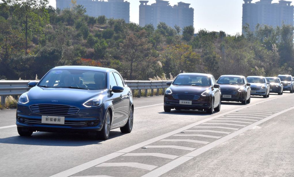 福特福睿斯和日产轩逸哪个更省油,福特福睿斯加不起油