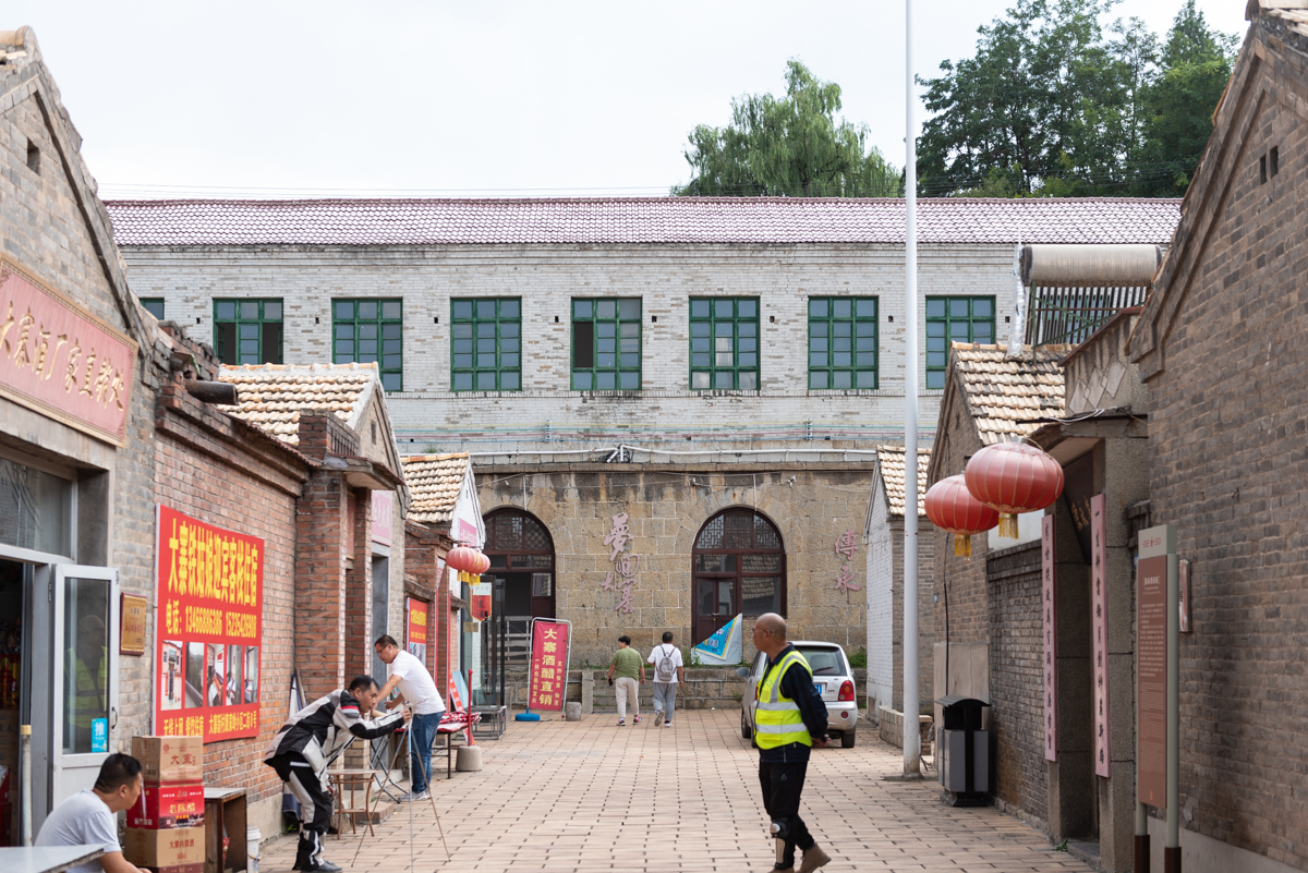 大寨村和华西村的区别,大寨村是中国十大名村吗