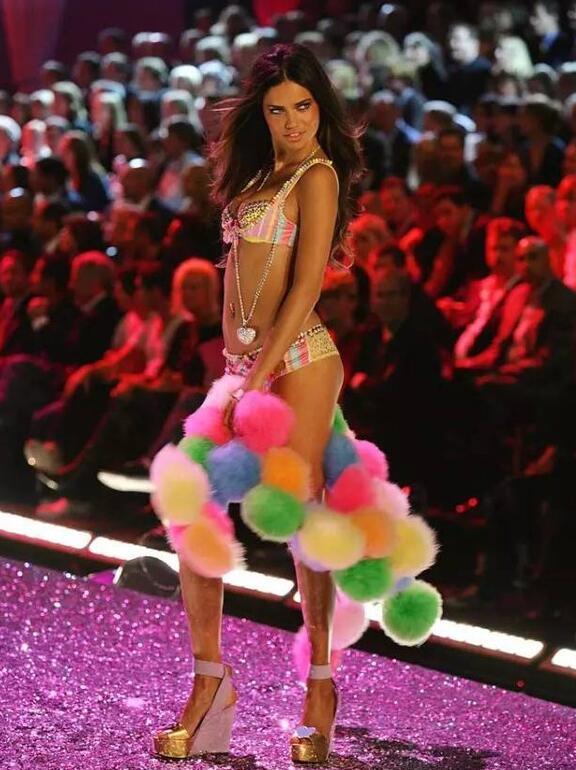 利马在维密上单独走的秀,利马超模高光时刻