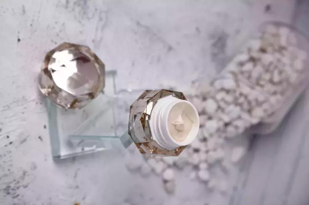 国内的日本化妆品专柜比比皆是，为什么还要专门飞日本买？