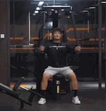 胸肌练歪了怎么办,胸肌歪是不够大么