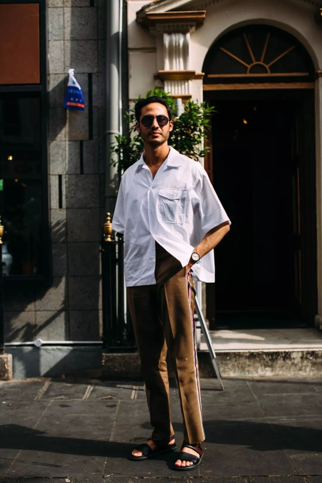 简单的衬衫穿出不同的潮流感来,衬衫怎么穿才能既时尚又舒服