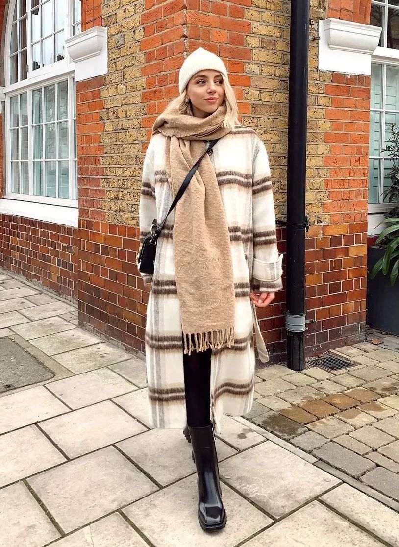 黑白格纹大衣怎么搭配好看,戴帽子黑白格纹大衣怎么搭配好看