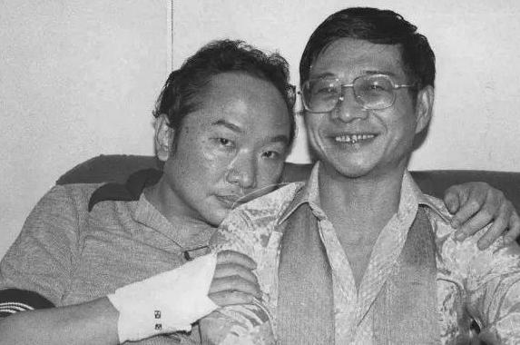 *情纵**声色的古龙，在痛饮一瓶XO后吐血两盆，彻底陷入昏迷