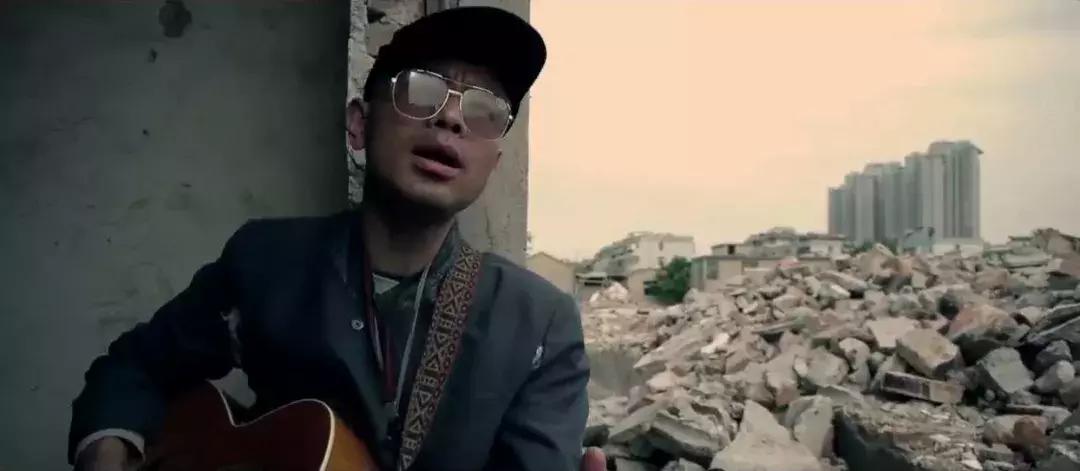 删*片毛**，讲荤段子，还不洗澡，但他教出的学生却能为刘德华写歌