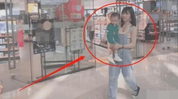 “最年轻岳母”走红，抱娃和女婿同框像一家三口，女儿：压力好大