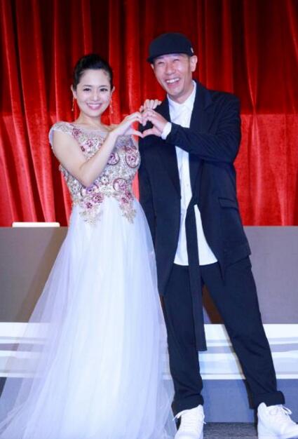 苍井空与丈夫同台甜蜜互动,自爆怀孕5个月,身材依旧纤细