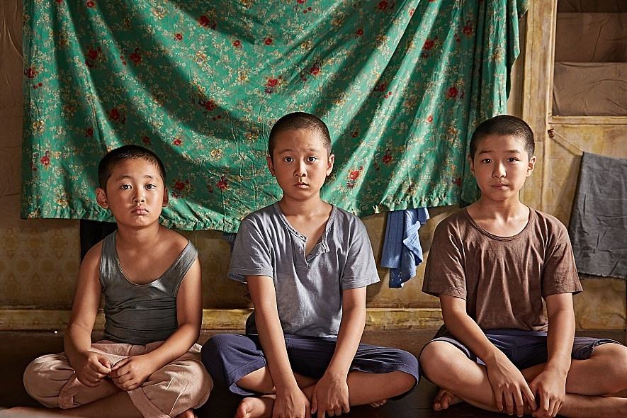 许三观卖血记小人物的卑微与伟大,许三观卖血记反映出来的社会现实