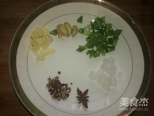 炖排骨之前需不需要把肉先炒一下,炖排骨别再直接焯水教你一招不硬