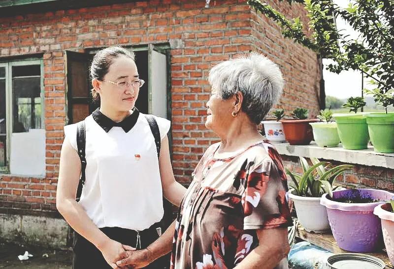 直播带货卖木耳做村民的贴心人——记吉林省蛟河市漂河镇青背村第一书记曾丽圆