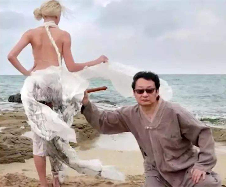 教授在美女身上练书法!专家:美女肉体美的,书法美的,作品大美