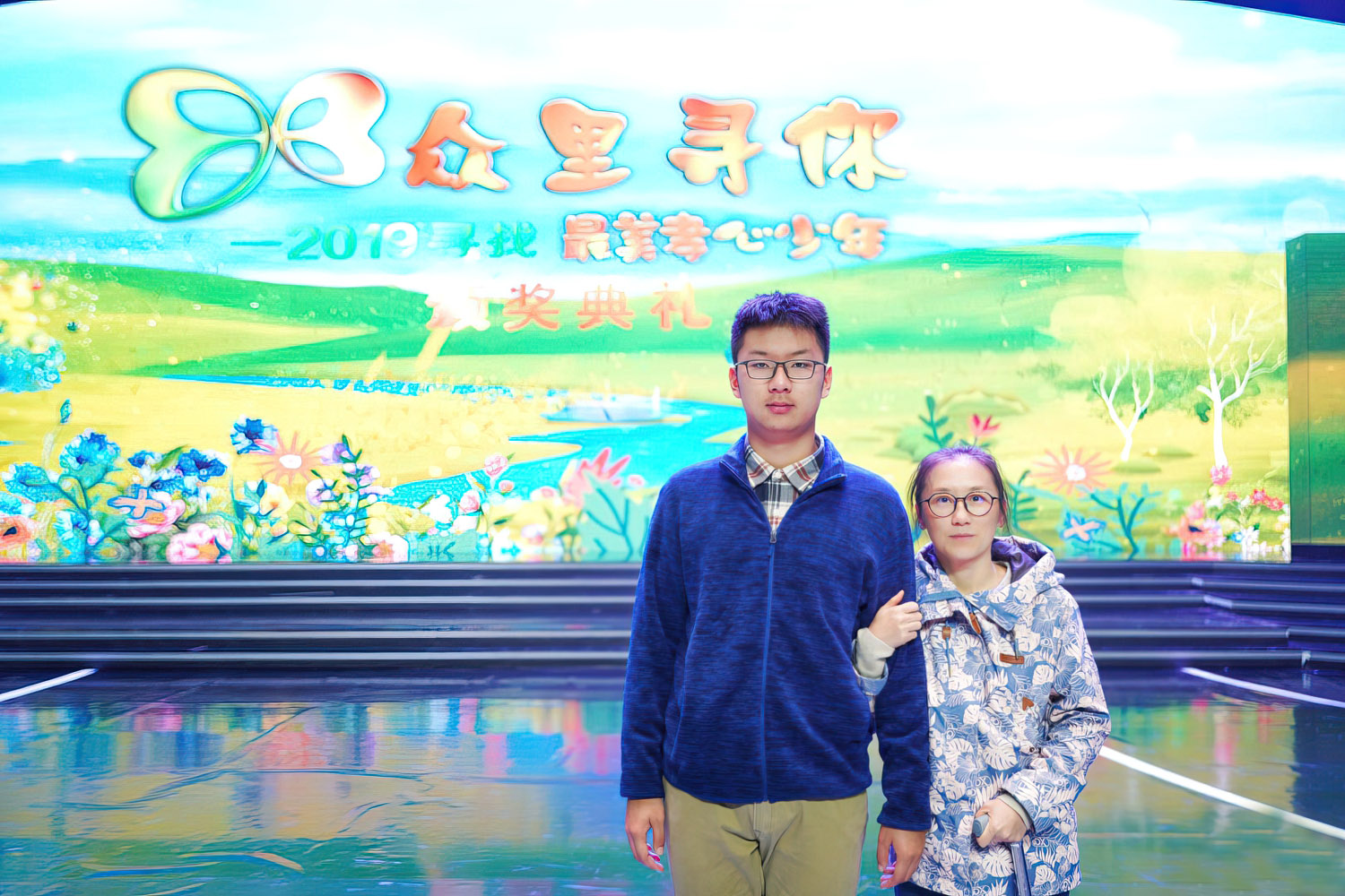 12岁少年成为家里顶梁柱,独自照顾残疾母亲,孝心感动无数人