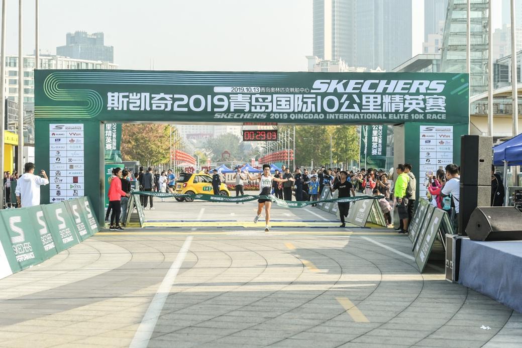 斯凯奇青岛10公里精英赛鸣枪开跑