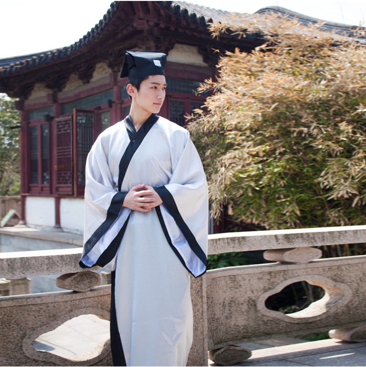 用什么成语来形容足球之多,用一个成语来形容足球比赛的精彩