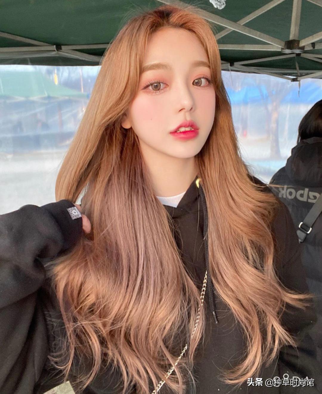 别再烫羊毛卷了！今夏“奶茶发”火了，超洋气