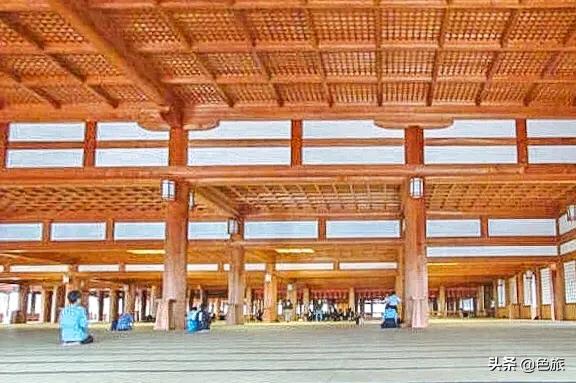 古时一农妇宣称神明附体，创立教会，如今控制了日本的一座城