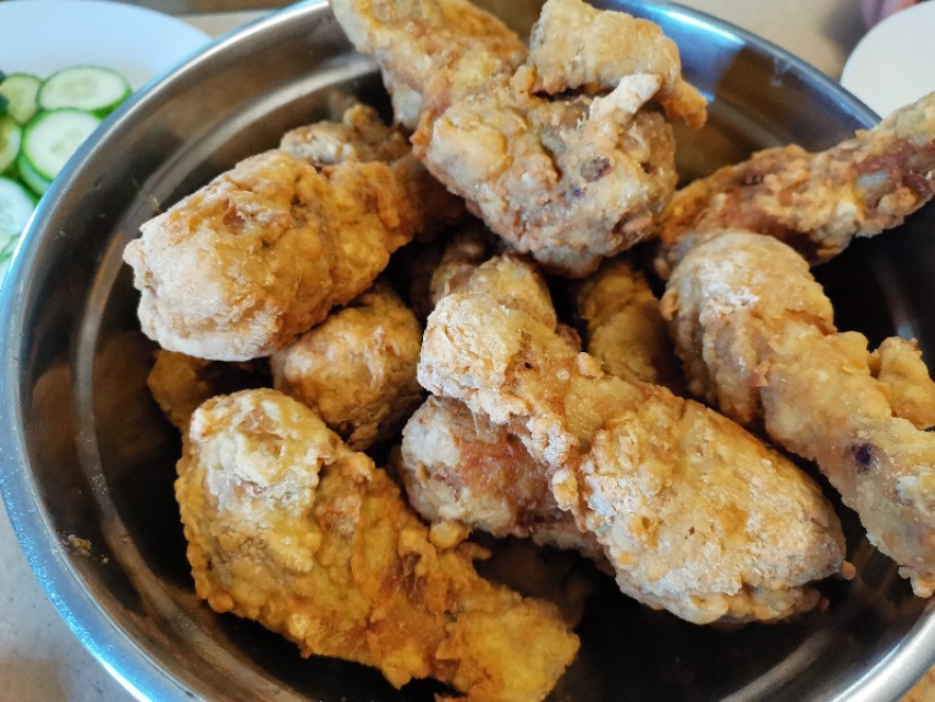 炸鸡腿怎么弄才能外焦里嫩,炸鸡腿如何避免里面没熟