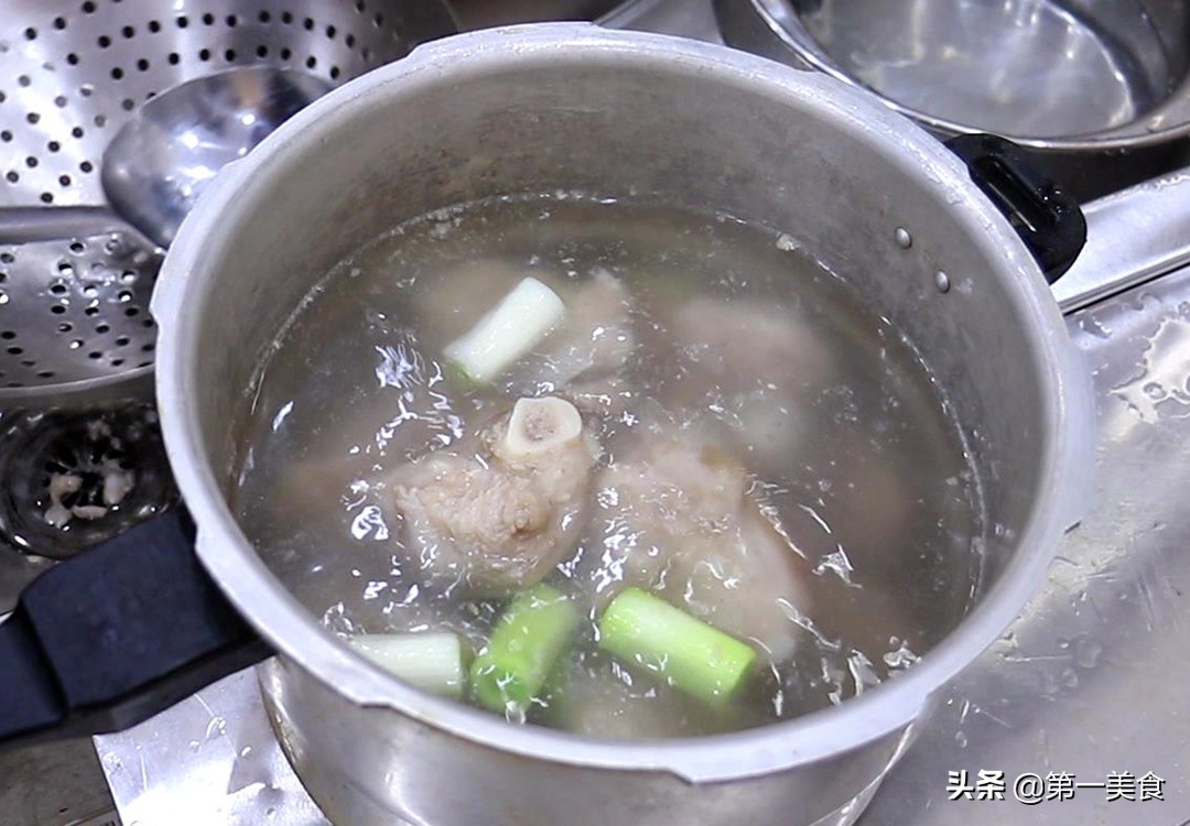炖大骨头汤怎么炖最好喝,炖大骨头汤焯不焯水