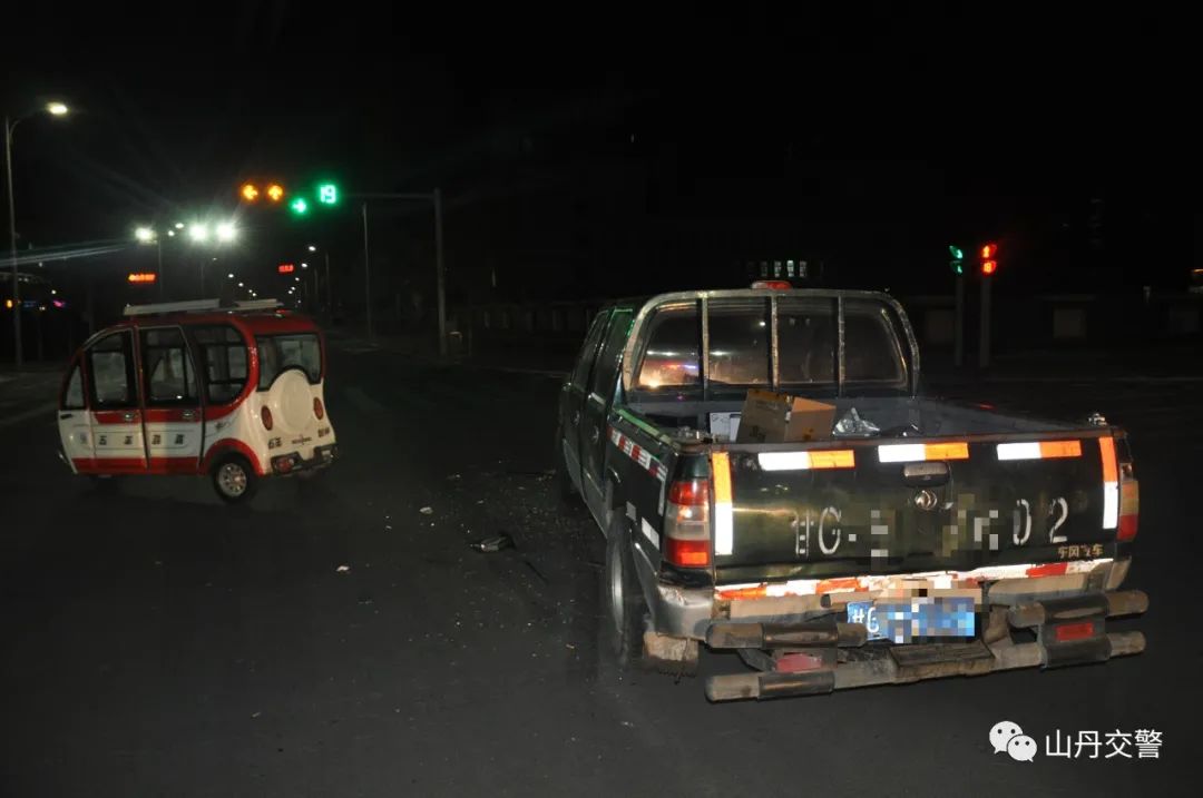 三轮电动车闯红灯,砰砰砰!被撞还全责!