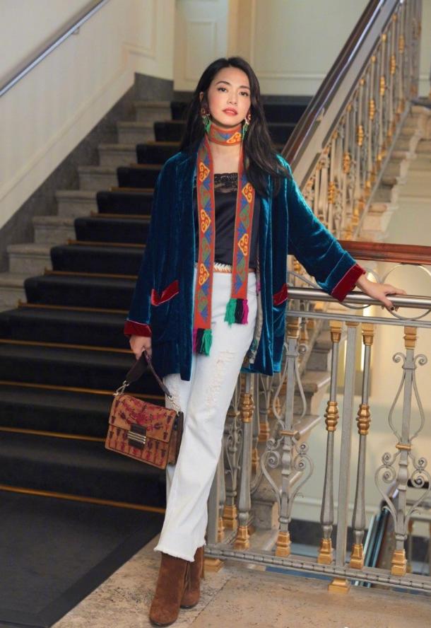 姚晨穿丝绒上衣 (姚晨黑色外套穿搭)