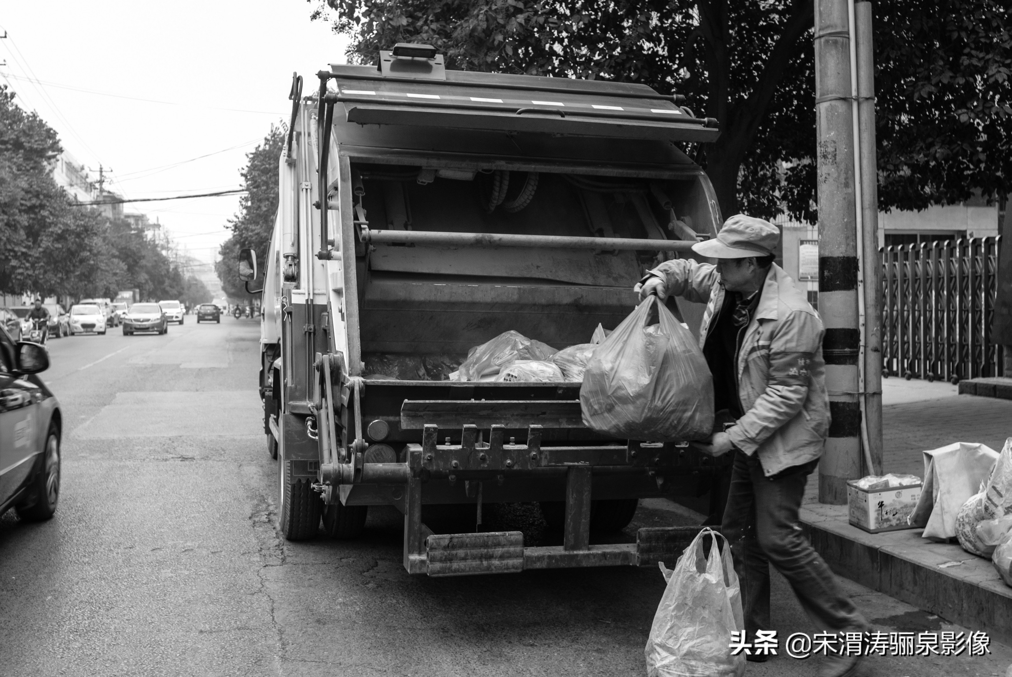 他排除残疾的身体,努力在工作之余记录和反映草根人群的生存状况